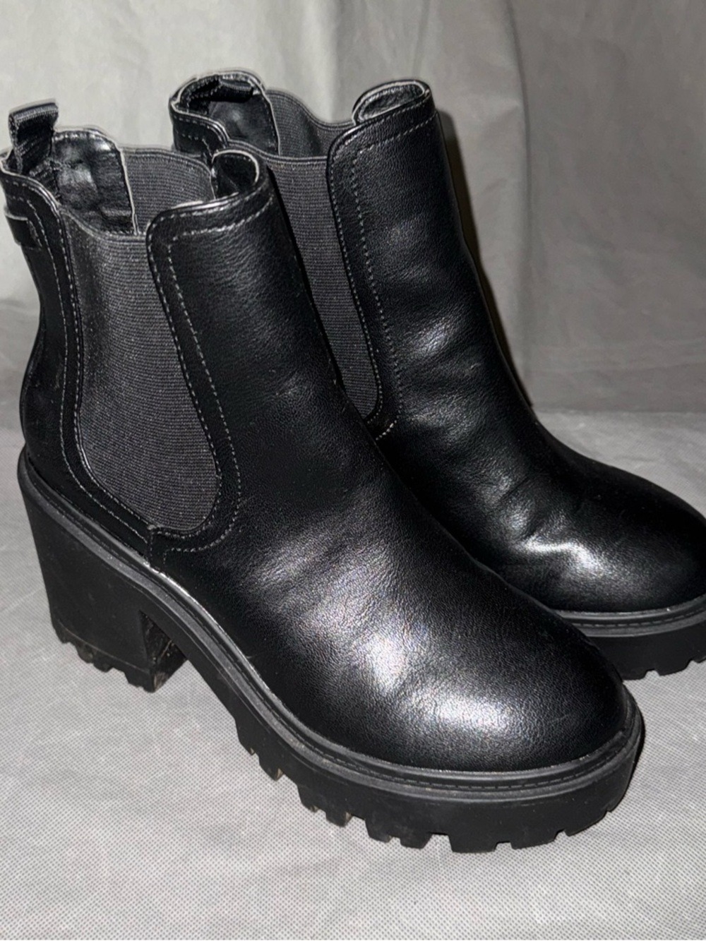 Urban Outfitters Chelsea Chunky Boot Platform 8  Black